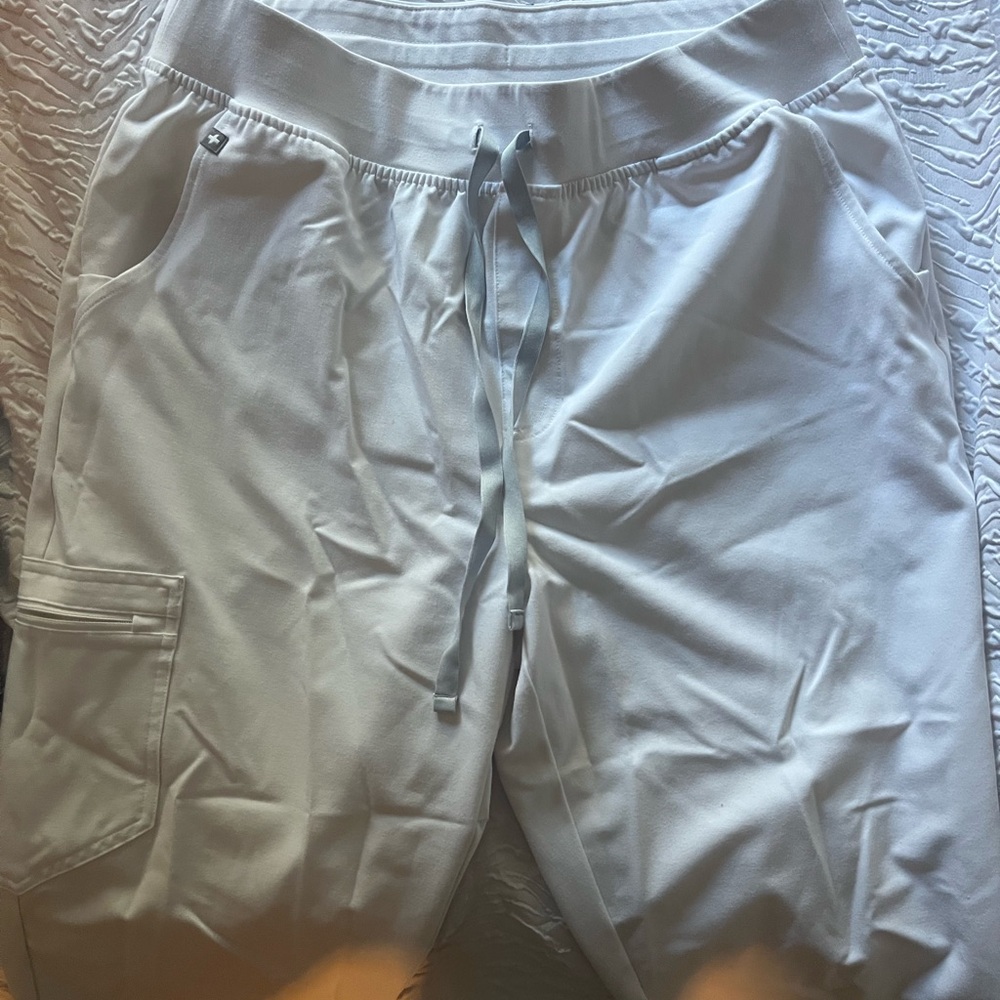 Figs White Scrub & Bottoms Set